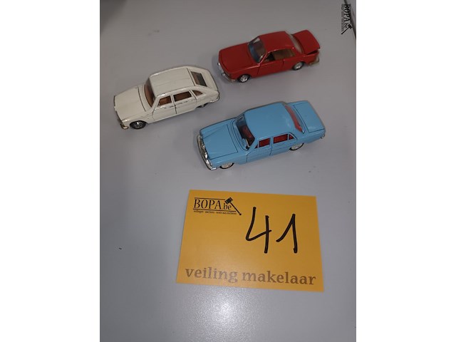 Lot 41 - modelauto’s chocolade jacques. 3 stuks - afbeelding 1 van  16
