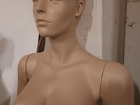 Lot 41 - paspop vrouw huidskleur op voet - afbeelding 3 van  3