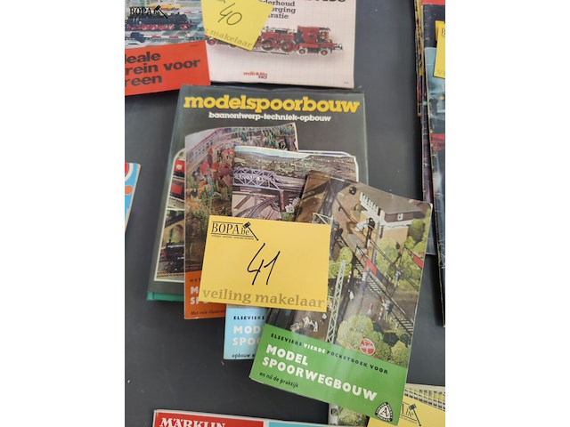 Lot 41 - pocketboek en modelspoorgidsen - afbeelding 1 van  5