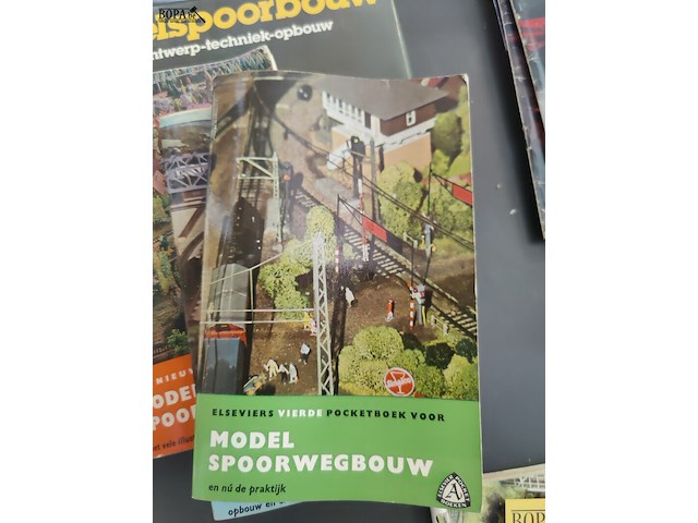Lot 41 - pocketboek en modelspoorgidsen - afbeelding 2 van  5