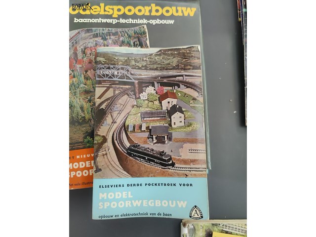 Lot 41 - pocketboek en modelspoorgidsen - afbeelding 3 van  5