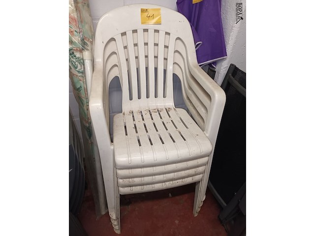 Lot 41 - pvc witte tuinstoel. 4 stuks - afbeelding 1 van  2