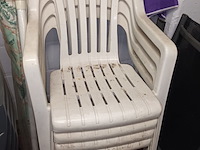 Lot 41 - pvc witte tuinstoel. 4 stuks - afbeelding 1 van  2