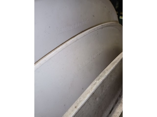 Lot 41 - pvc witte tuinstoel. 4 stuks - afbeelding 2 van  2