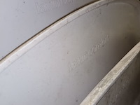 Lot 41 - pvc witte tuinstoel. 4 stuks - afbeelding 2 van  2