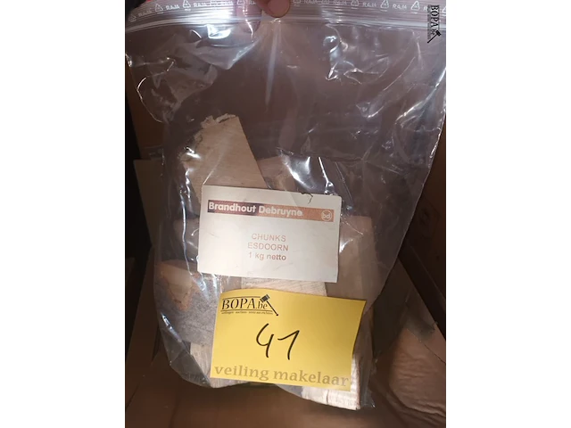 Lot 41 - rookhout chunks esdoorn 1 kg. 17 stuks - afbeelding 2 van  3