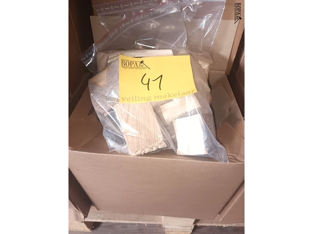 Lot 41 - rookhout chunks esdoorn 1 kg. 17 stuks - afbeelding 3 van  3