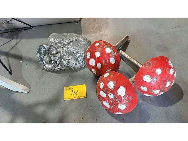 Lot 41 - trolsteen en kabouterpaddestoelen - 4 stuks - afbeelding 1 van  2