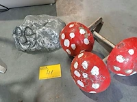 Lot 41 - trolsteen en kabouterpaddestoelen - 4 stuks