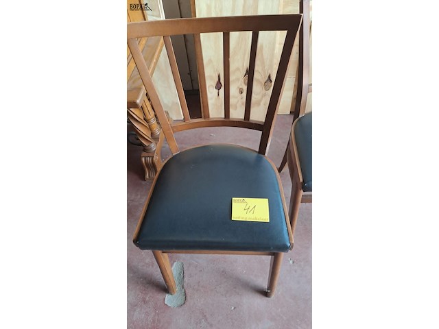 Lot 41 - vintage houten stoelen met zwarte skai '60 - frame met spake - afbeelding 2 van  3