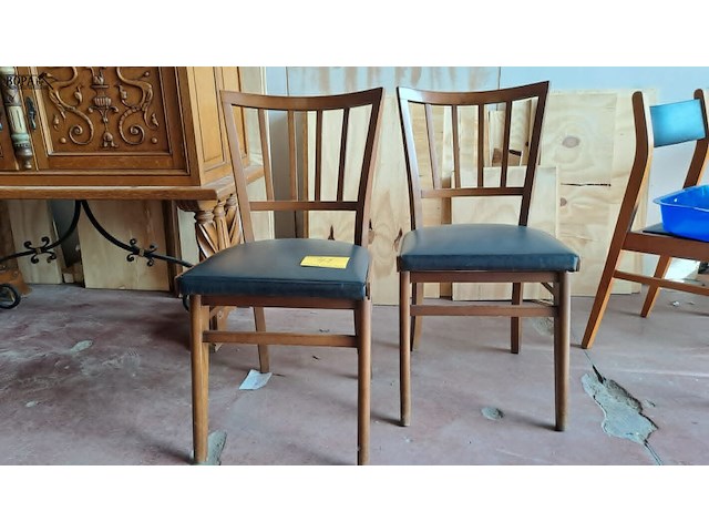 Lot 41 - vintage houten stoelen met zwarte skai '60 - frame met spake - afbeelding 3 van  3
