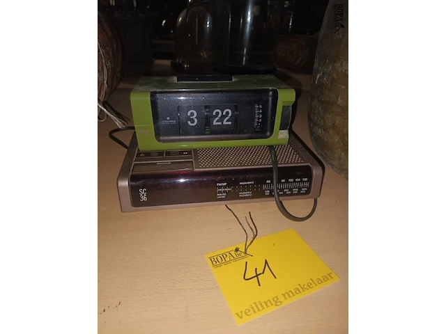 Lot 41 - vintage klokradio’s. 2 stuks - afbeelding 1 van  2