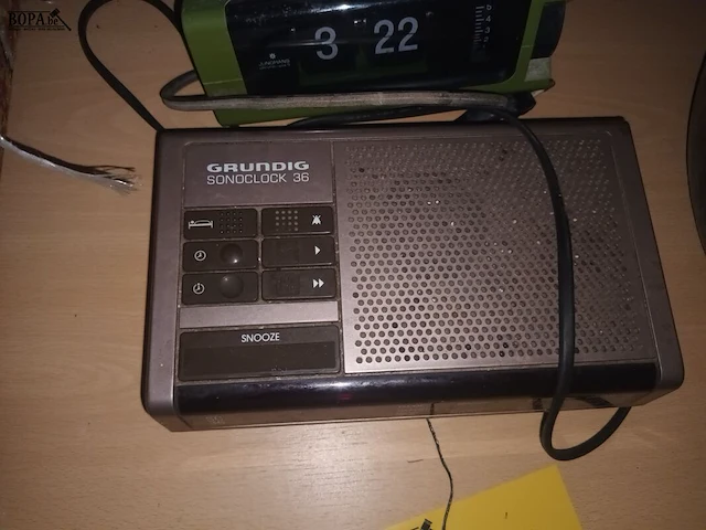 Lot 41 - vintage klokradio’s. 2 stuks - afbeelding 2 van  2