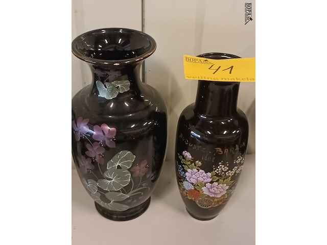 Lot 41 - vintage zwarte vazen. 2 stuks - afbeelding 1 van  5