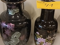 Lot 41 - vintage zwarte vazen. 2 stuks - afbeelding 1 van  5