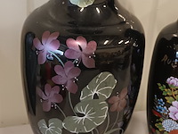 Lot 41 - vintage zwarte vazen. 2 stuks - afbeelding 2 van  5