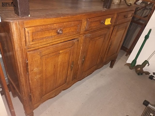 Lot 41 - volhouten dressoir kast - afbeelding 1 van  5