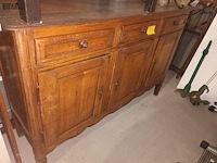 Lot 41 - volhouten dressoir kast - afbeelding 1 van  5