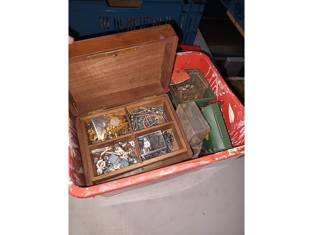 Lot 41 - werkmateriaal en batterijlader - afbeelding 4 van  7