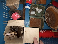 Lot 41 - werkmateriaal en batterijlader - afbeelding 7 van  7