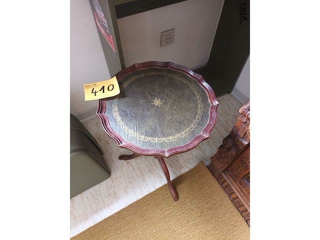 Lot 410 - bijzettafeltje - afbeelding 1 van  3