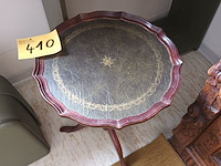Lot 410 - bijzettafeltje - afbeelding 1 van  3