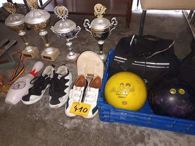Lot 410 - bowling items. 13 stuks - afbeelding 1 van  4