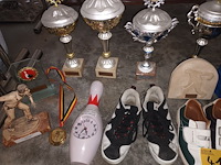 Lot 410 - bowling items. 13 stuks - afbeelding 2 van  4