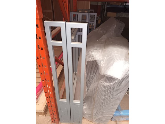 Lot 410 - metalen sofa frames en kussen - afbeelding 1 van  5
