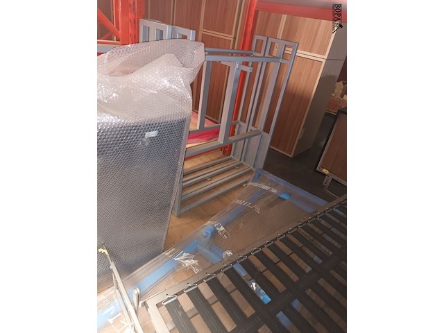 Lot 410 - metalen sofa frames en kussen - afbeelding 5 van  5