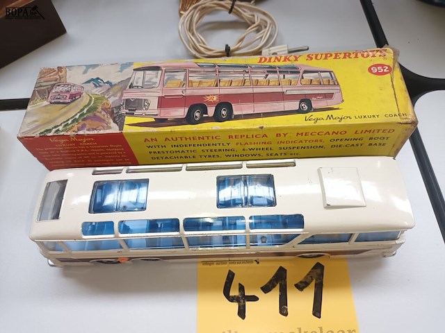 Lot 411 - dinky supertoys bus - afbeelding 2 van  3