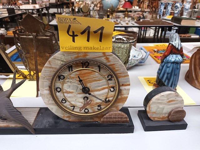 Lot 411 - klokstel in marmer met vogel - afbeelding 1 van  5