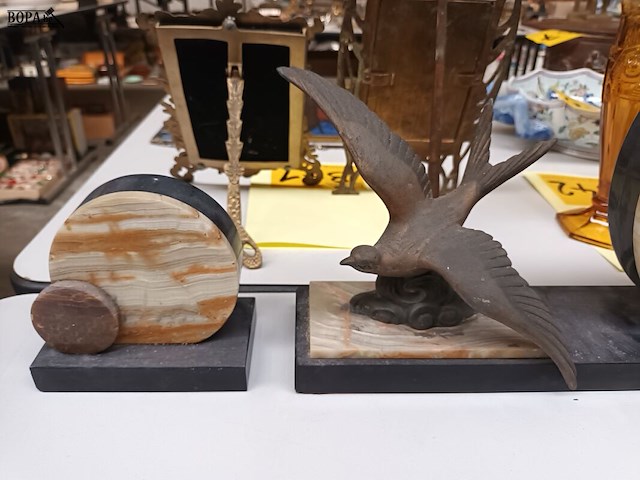 Lot 411 - klokstel in marmer met vogel - afbeelding 3 van  5