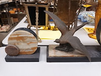 Lot 411 - klokstel in marmer met vogel - afbeelding 3 van  5