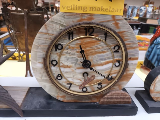 Lot 411 - klokstel in marmer met vogel - afbeelding 4 van  5