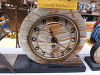 Lot 411 - klokstel in marmer met vogel - afbeelding 4 van  5