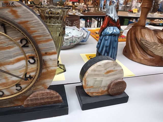 Lot 411 - klokstel in marmer met vogel - afbeelding 5 van  5