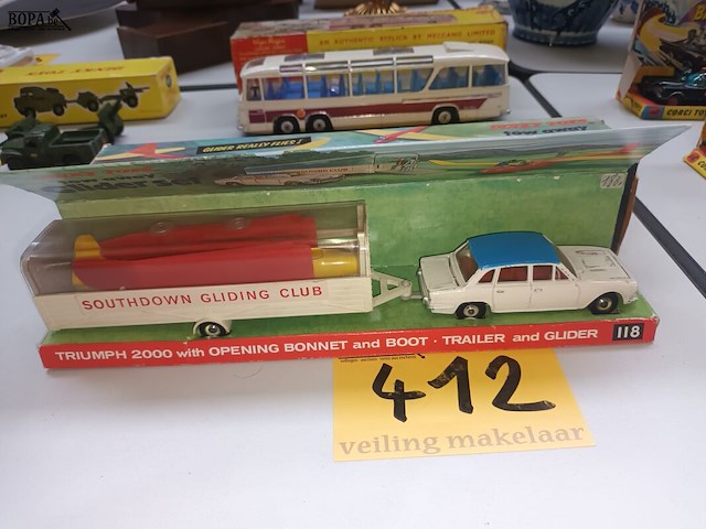 Lot 412 - dinky toys triumph met boot - afbeelding 1 van  4