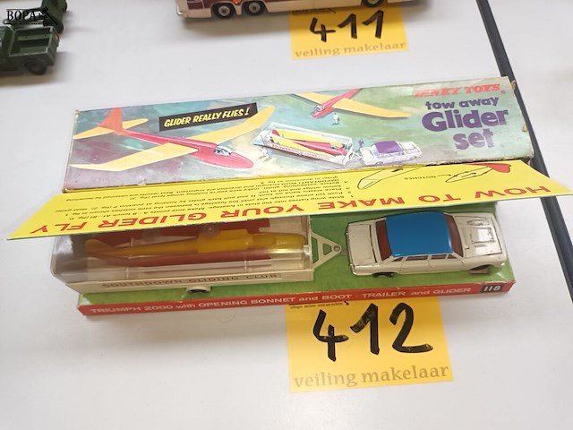 Lot 412 - dinky toys triumph met boot - afbeelding 2 van  4
