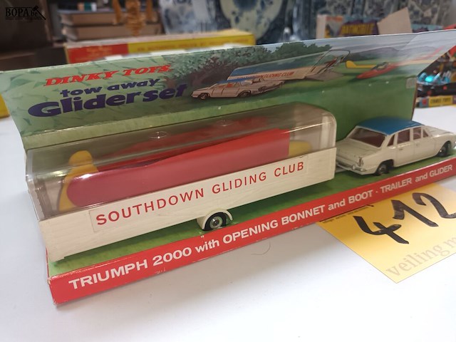 Lot 412 - dinky toys triumph met boot - afbeelding 3 van  4