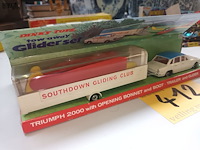 Lot 412 - dinky toys triumph met boot - afbeelding 3 van  4