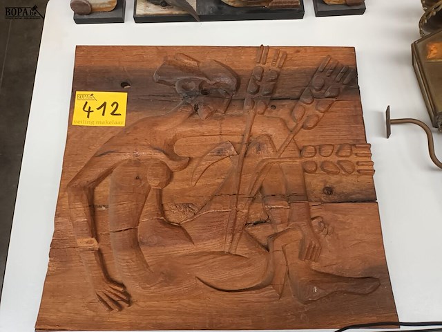 Lot 412 - houten paneel kunstwerk - afbeelding 1 van  3