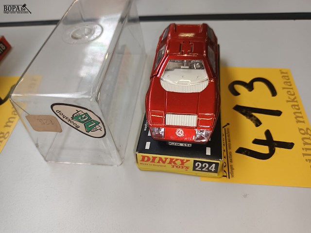 Lot 413 - dinky toys mercedes benz - afbeelding 3 van  3