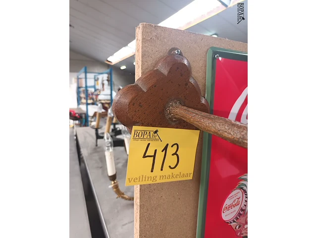 Lot 413 - gewei op plank - afbeelding 2 van  3