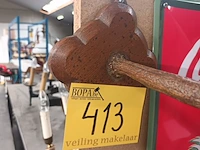 Lot 413 - gewei op plank - afbeelding 2 van  3