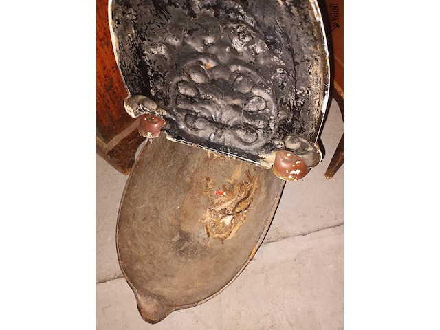 Lot 413 - gietijzeren kolenbak - afbeelding 3 van  4