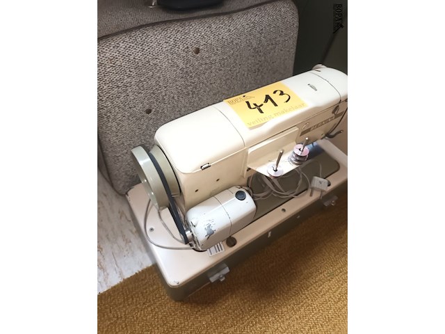 Lot 413 - naaimachine bernina - afbeelding 3 van  4