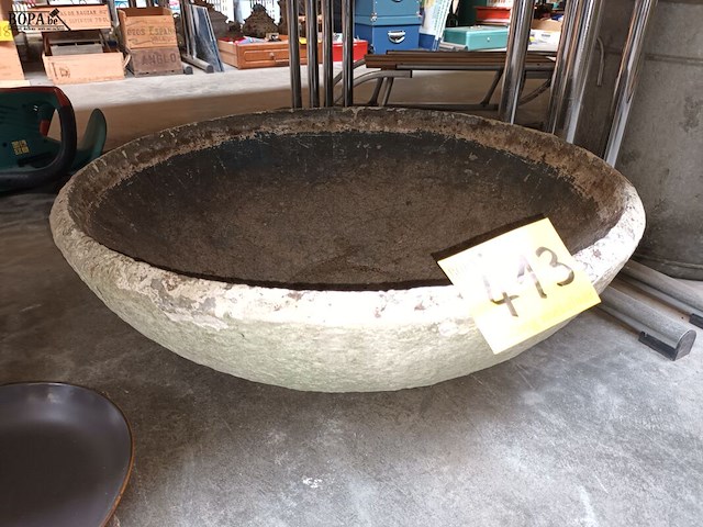 Lot 413 - tuinschaal in beton - afbeelding 1 van  2