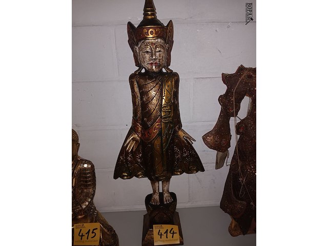 Lot 414 - boeddha beeld in hout - afbeelding 1 van  3
