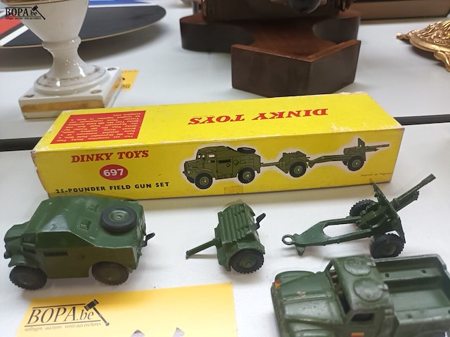 Lot 414 - dinky toys militair voertuig - afbeelding 2 van  3